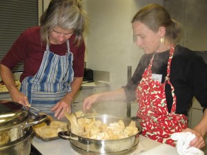 Paula and Jennifer steaming tamales, photo by Laura McLeod